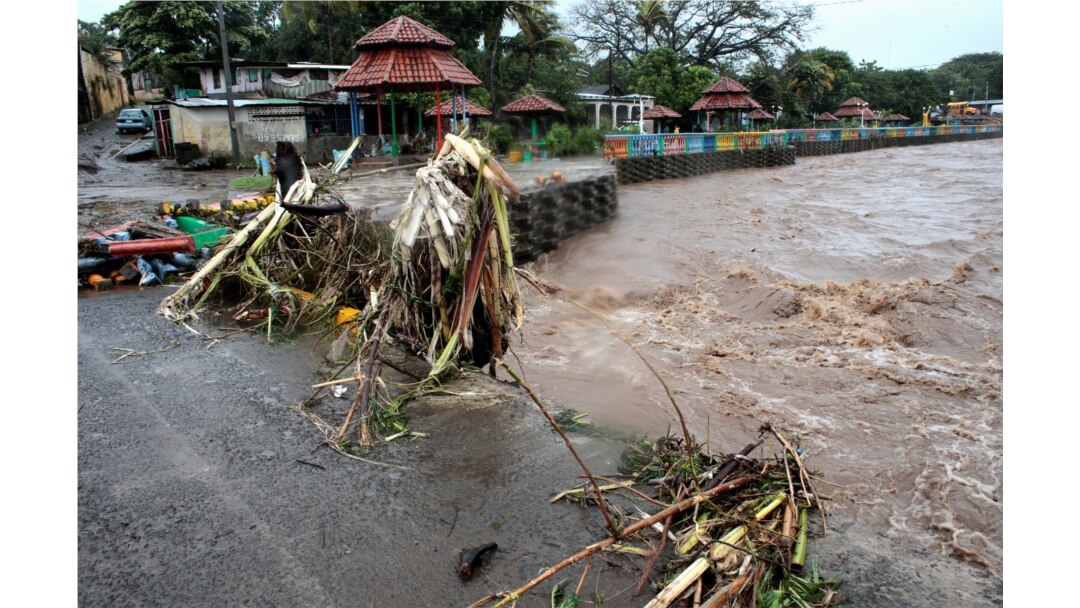 Basura y escombros arrastrados por el río Masachapa, en Nicaragua, al paso del huracán Eta el 4 de noviembre de 2020.