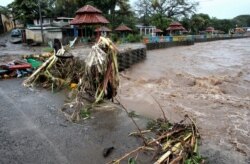 Basura y escombros arrastrados por el río Masachapa, en Nicaragua, al paso del huracán Eta el 4 de noviembre de 2020.