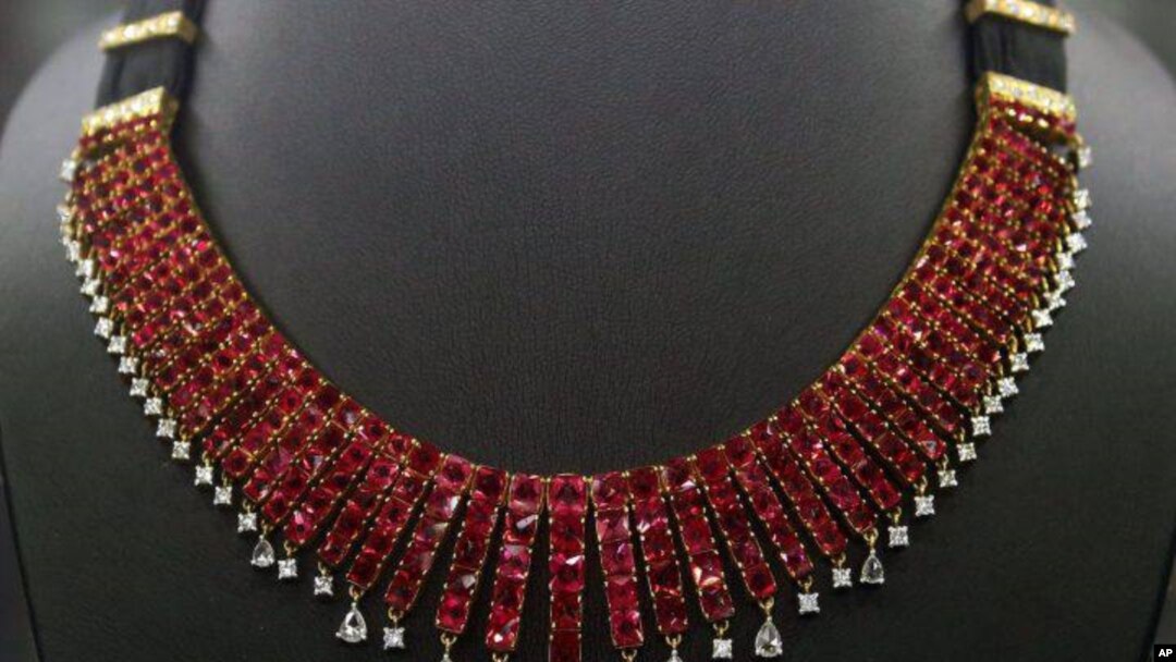 Kalung batu pertama dipamerkan dalam sebuah pameran di Naypyitaw, Myanmar, 3 Agustus 2017.