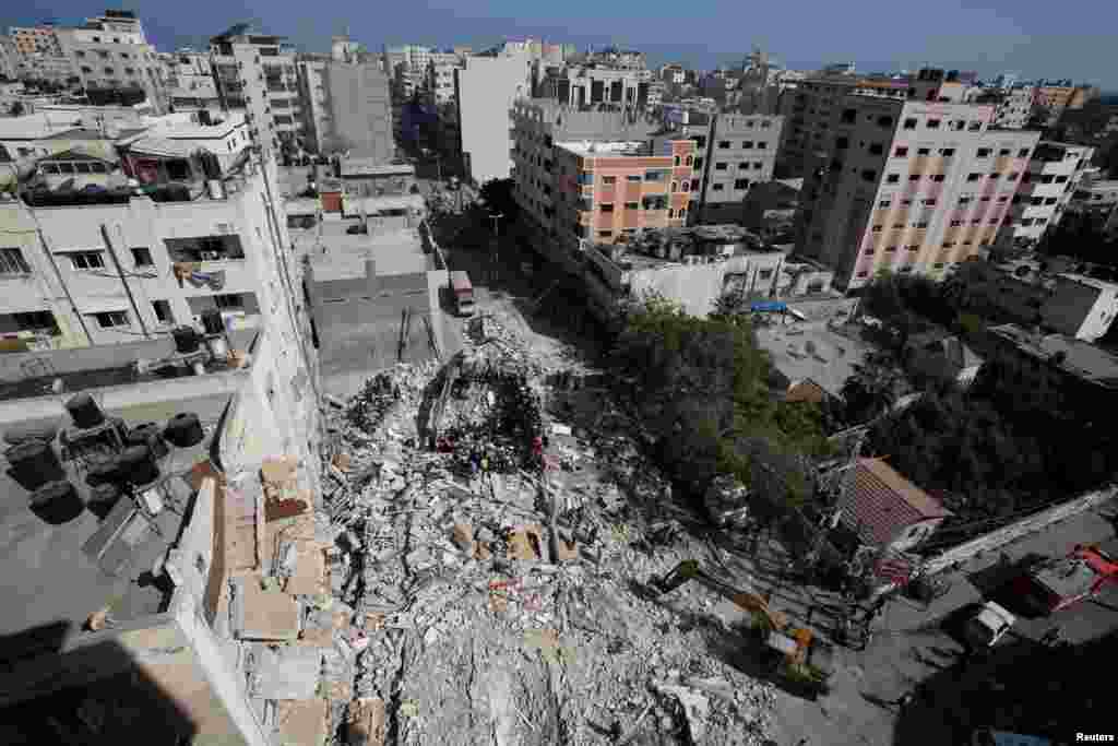 Los equipos de rescate buscan personas entre los escombros de un edificio en el lugar de los ataques a&#233;reos israel&#237;es, en la ciudad de Gaza.