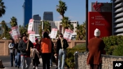 Anggota serikat pekerja pekerja kuliner melakukan aksi mogok kerja di depan Virgin Hotels Las Vegas, di Las Vegas, Nevada, pada 15 November 2024. (Foto: AP/John Locher)