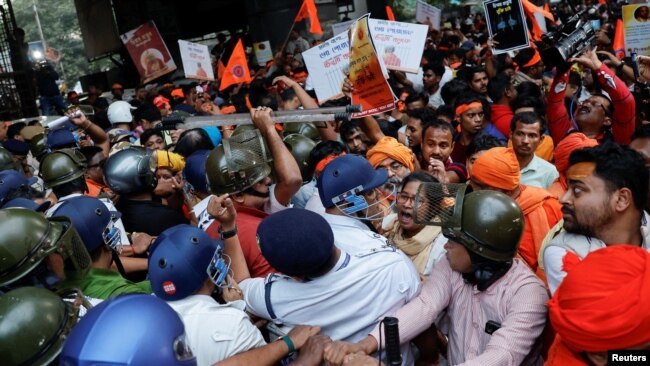বাংলাদেশে হিন্দু নেতা চিন্ময় কৃষ্ণ দাস ব্রাহ্মাচারির মুক্তির দাবীতে কলকাতায় বিক্ষোভ। ফটোঃ ২৮ নভেম্বর, ২০২৪।