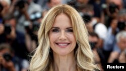 La actriz Kelly Preston, posa en Cannes, Francia, durante el 71 Festival de Cine de Cannes, donde se exhibió su película Gotti. Mayo 15 de 2018.