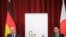 德国总理朔尔茨（左）和日本首相岸田文雄周六（3月18日）在东京的记者会上。