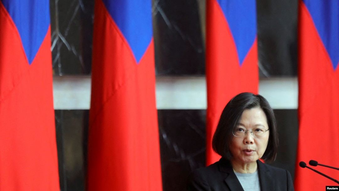 Presiden Taiwan Tsai Ing-wen berbicara pada upacara penyerahan pangkat pejabat militer dari Angkatan Darat, Angkatan Laut dan Angkatan Udara, di Kementerian Pertahanan di Taipei, Taiwan, 28 Desember 2021. (Foto: REUTERS/Annabelle Chih)