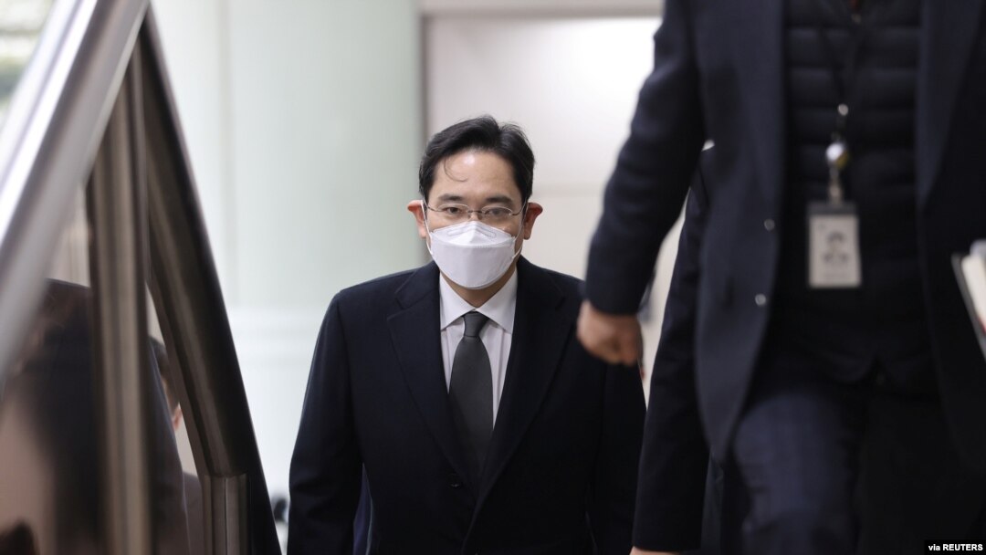 Ông Jay Y. Lee thuộc tập đoàn Samsung ra tòa ở Seoul hồi tháng 1/2021 (ảnh tư liệu, Yonhap/Reuters). 