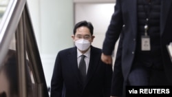 Samsung Group heir Jay Y. Lee arrives at a court in Seoul, South Korea, Jan. 18, 2021. (Yonhap via Reuters) 