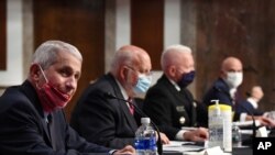 El doctor Anthony Fauci, principal virólogo estadounidense (izq.) junto al doctor Robert Redfield director de los Centros para el Control de las Enfermedades (centro) en una conferencia de prensa en Washington el 30 de junio de 2020.