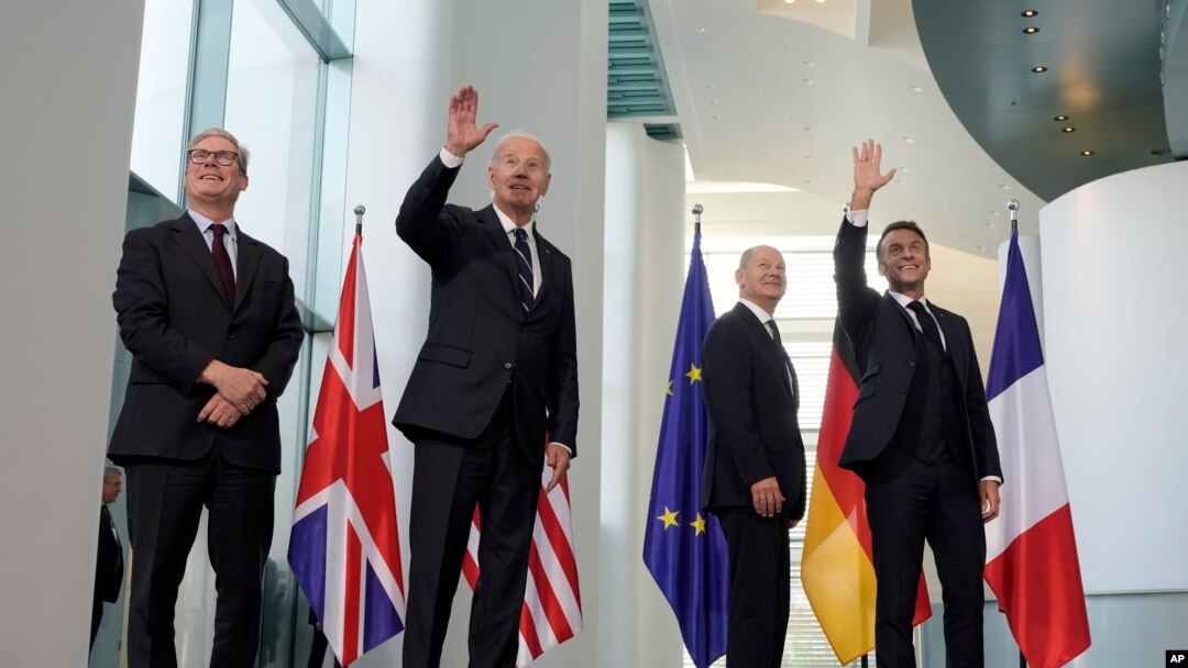 Biden sa britanskim premijerom Keirom Starmerom, njemačkim kancelarom Olafom Scholzom i francuskim predsjednikom Emanuelom Macronom u Berlinu.