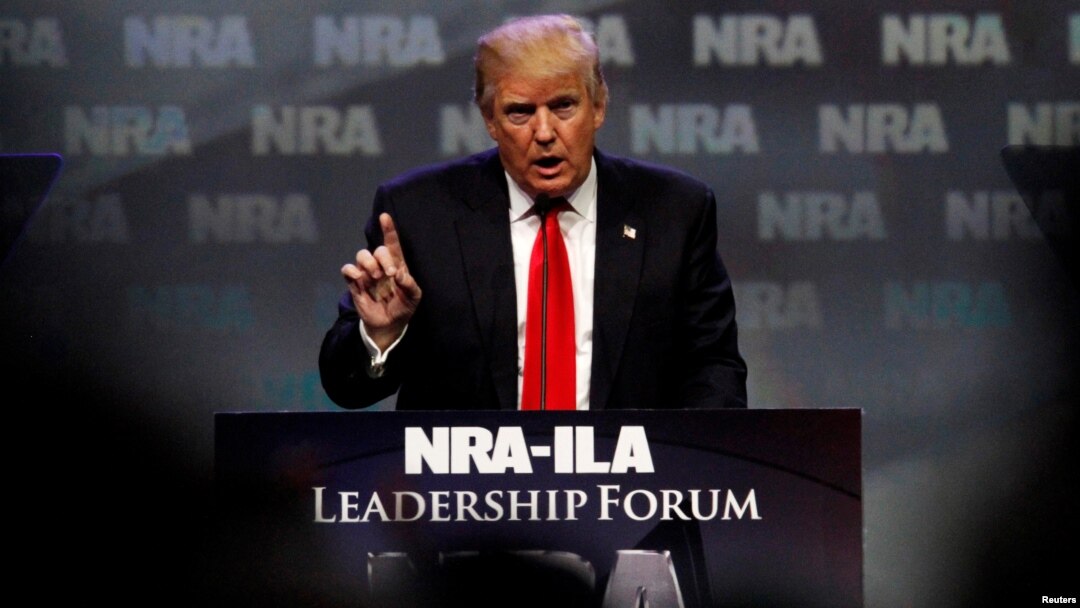 Donald Trump berbicara pada pertemuan NRA di Louisville, Kentucky, Jumat (20/5).