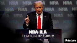 Donald Trump berbicara pada pertemuan NRA di Louisville, Kentucky, Jumat (20/5).