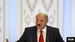 Presiden Belarus Alexander Lukashenko mendapat kecaman yang meningkat dari negara-negara Barat.