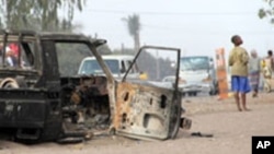 Un véhicule incendié à Maputo, Mozambique, 4 septembre 2010.