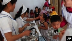 지난 5월 북한 평양에서 유니세프가 지원하는 식량을 배급받는 아동들. (자료사진)