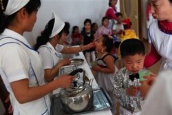 지난 2013년 5월 북한 평앙에서 유니세프가 지원하는 식량을 배급받는 아동들. (자료사진)