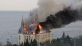 Здание Одесской юридической академии горит после российского ракетного удара в Одессе, Украина, понедельник, 29 апреля 2024 года