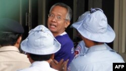 Cảnh sát Kampuchea áp giải ông Veera Somkwamkid cựu lãnh đạo phe Áo Vàng Thái Lan ra tòa ở Phnom Penh