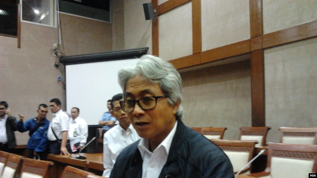 Direktur PT. Pertamina, Dwi Soetjipto mengatakan Pertamina akan mengantisipasi kebutuhan BBM dan LPG terutama ukuran 3 kilogram agar tidak langka menjelang dan sesudah lebaran. Hal tersebut disampaikannya di Jakarta, Jum’at (03/07/2015). (VOA/Iris Gera)
