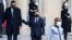 Le président français Emmanuel Macron (au centre) escorte le président nigérien Mohamed Bazoum (à gauche) alors que lui et le président burkinabè Roch Marc Christian Kabore (à droite) quittent le palais de l'Élysée à Paris le 12 novembre 2021.