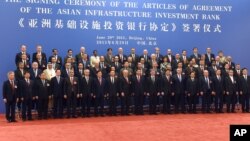 Presiden China Xi Jinping menghadiri penandatanganan pendirian Asian Infrastructure Investment Bank (AIIB) atau Bank Investasi Infrastruktur Asia, yang dilakukan oleh para menteri keuangan/ekonomi negara-negara pendirinya di Beijing, Senin (29/6). 