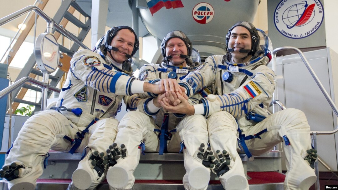 El astronauta de la NASA, Kevin Ford (izquierda), junto a su compañeros rusos Oleg Novitskiy (centro) y Evgeny Tarelkin, quienes llegarán el 25 de octubre a la EEI para unirse a la actual tripulación.