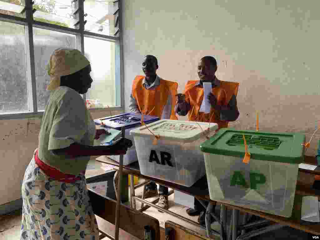 Eleitora na Beira dirige-se às urnas para descarregar voto para as eleições gerais de 9 de outubro