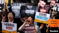 Para demonstran di Seoul yang menuntut penghapusan larangan aborsi di Korea Selatan merayakan keputusan pengadilan yang menghapus UU anti aborsi, Kamis (11/4).