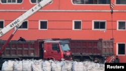 کیسه‌های آلومینا، ماده اصلی تولید آلومینیوم که انسداد هرمز در واردات آن به منطقه اخلال ایجاد کرده است.