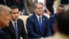 2025年7月22日，财政部长贝森特(中)在白宫参加特朗普总统和菲律宾总统小马科斯的双边会谈。(资料照片)