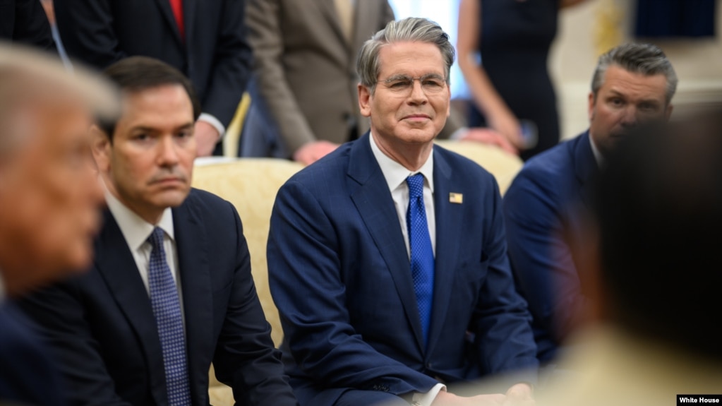 资料照片：美国财政部长贝森特在白宫椭圆形办公室出席特朗普总统与到访的菲律宾总统小马科斯的会晤。(2025年7月22日)