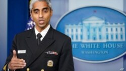 El director general de Salud Pública de EE. UU., el doctor Vivek Murthy, habla durante la sesión informativa diaria en la Casa Blanca, en Washington, el 15 de julio de 2021.