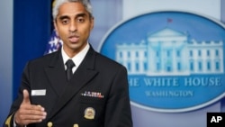 ARCHIVO - El director nacional de Salud Pública, Vivek Murthy, habla durante la sesión informativa diaria en la Casa Blanca, en Washington, el 15 de julio de 2021.