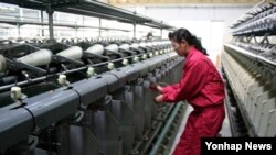 O Estádio de Gelo do Bolshoi iluminado à noite, em Sochi