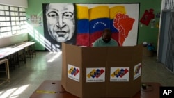 Yon neg depoze bilten ni nan eleksyon rejyonal kap dewoule nan yon biwo'd vot nan Caracas, Venezyela, 21 Nov. 2021.