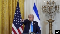 FILE - Presiden Donald Trump dan Perdana Menteri Israel Benjamin Netanyahu dalam konferensi pers di Ruang Timur Gedung Putih di Washington, D.C., 4 Februari 2025.