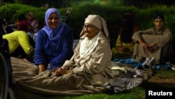 له زورورې زلزلې وروسته خلک په نیمه شپه له کورونو بهر ناست دي.