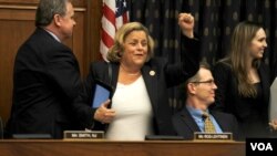 La congresista de la Florida, Ileana Ros-Lehtinen celebra una victoria preliminar del proyecto de ley que establece sanciones para funcionarios venezolanos. [Foto: Flavio Villacorta, VOA].