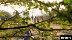 Pria Ethiopia yang melarikan diri dari perang di wilayah Tigray,berjalan di kamp Um-Rakoba, di perbatasan Sudan-Ethiopia di negara bagian Al-Qadarif, Sudan 19 November 2020. (Foto: REUTERS/Mohamed Nureldin Abdallah)