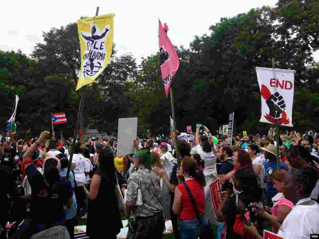 Demonstrators march from the site of the XIX International AIDS Conference toward the White House, Washington, July 24, 2012. (D. Chambers/VOA)