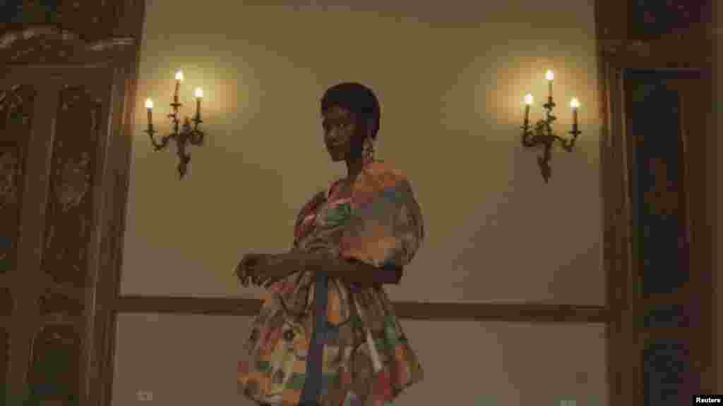 وی آر میڈ ان اٹلی کے نام سے منسوب میلان فیشن ویک میں شریک ایک ماڈل کیٹ واک میں مصروف ہے۔