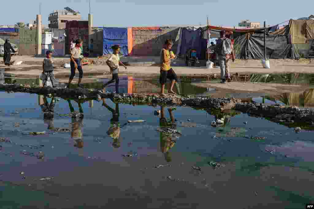 کودکان فلسطینی در حال حرکت به سمت محل دریافت غذا در باریکۀ غزه &nbsp;