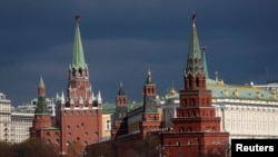 ARCHIVO - Vista del Kremlin, la sede del gobierno ruso en Moscú donde se concentra el poder federal del país en pugna con Occidente, imagen captada en Moscú el 20 de abril de 2020.