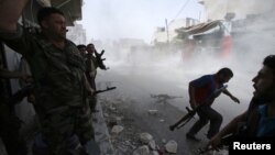 Para tentara pemberontak Suriah mencari perlindungan dalam bentrokan di kota Aleppo (foto: dok). Pemerintah Suriah tidak bersedia melakukan dialog sebelum berhasil menumpas pemberontak. 