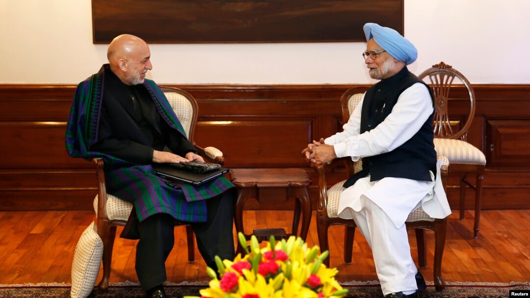 PM India Manmohan Singh (kanan) berbincang dengan Presiden Afghanistan Hamid Karzai di kediamannya di New Delhi (13/12).