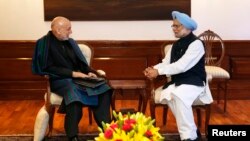 PM India Manmohan Singh (kanan) berbincang dengan Presiden Afghanistan Hamid Karzai di kediamannya di New Delhi (13/12).