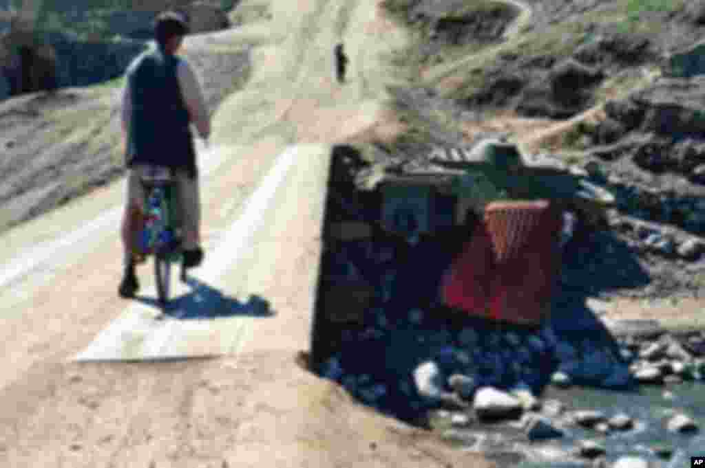 A constant reminder of the many wars fought in Afghanistan, the supports for this bridge are made from old tanks. Reaching children in conflict areas is one of the greatest challenges to polio eradication.