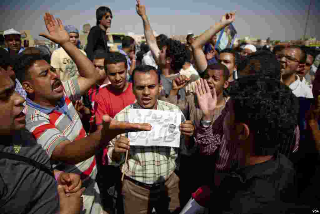 Anti-Mubarak protesters chant in front of a Cairo courthouse, awaiting a verdict in the trial of former Egyptian President Hosni Mubarak, June 2, 2012. (VOA/Y. Weeks)