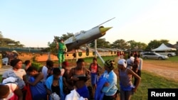 Une foule se tient près de la statue de Yonatan Netanyahu, le frère de Benjamin Netanyahu, mort dans un raid israélien à Aero beach, dans le sud de l'Ouganda, dans la capitale Kampala, le 3 juillet 2016.