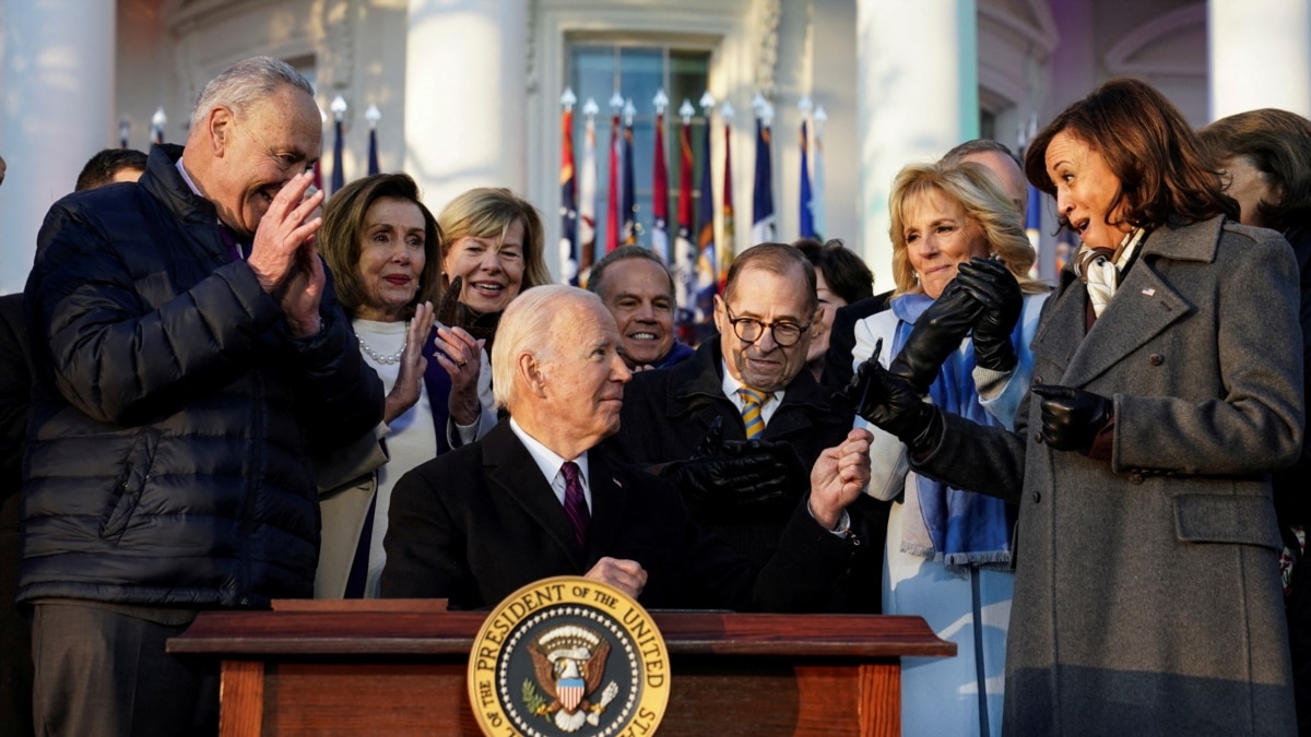 拜登签署法案在联邦层级保护同性、跨种族婚姻