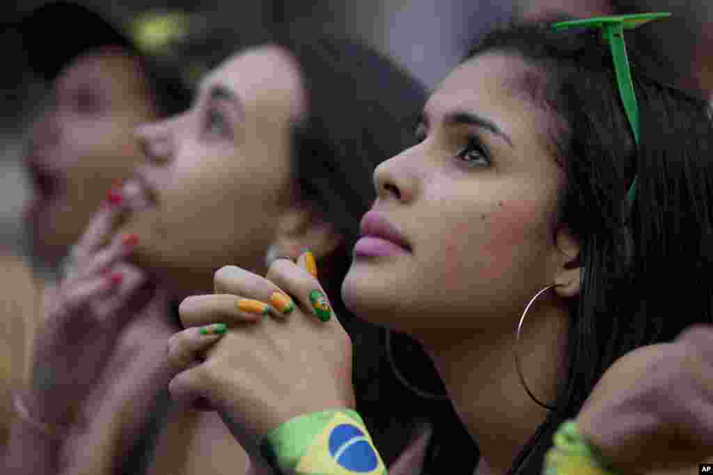 A torcida brasileira no espaço FIFA Fan Fest assiste ao jogo México vs Brasil em São Paulo, Brasil, Junho 17, 2014.